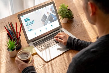 Web sitesi tasarım yazılımı çevrimiçi perakende ticaret ve e-ticaret için model şablonu sağlar