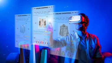 Beyaz bir adam görsel gerçeklik gözlüğü takarken alışveriş listesi için ürün seçip seçiyor. Sanal gerçeklik dürbünü kullanırken elinde poşetlerle kanepede oturan yetenekli biri. Teknoloji. Sapma.