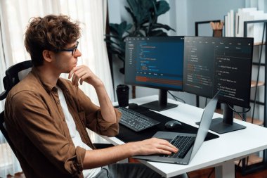 Bilgisayar ekranında çevrimiçi yazılım geliştirme kodlaması oluşturma konusunda stresli bir şekilde çalışan IT geliştiricisi, modern ofisteki web sitesi projesinde en son sürüm uygulaması için düşünme programı. Toplayıcı.