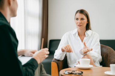 Psikolojik konsültasyon zihinsel problemde iyileşme kaydediyor. Psikiyatrist akıl hastalığı teşhisi koyarken mutlu genç bayan hasta terapi seansı yapıyor. Açılıyor