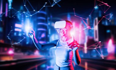 Meta-meta 'daki siber punk tarzı binalarda çalışan kadınlar, parmaklarıyla sanal objeler kullanarak VR kulaklık, metaverse, gelecekteki siber uzay topluluğu teknolojisi ve parmak uçlarında ışık kullanırlar. Halüsinasyon.