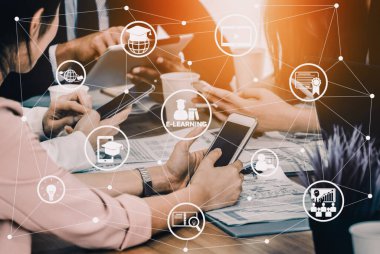 E- öğrenim ve Öğrenci ve Üniversite Konsepti Online Eğitim. Dijital eğitim kursunun teknolojisini gösteren grafik arayüzü insanların her yerden uzaktan öğrenmelerini sağlıyor. uds