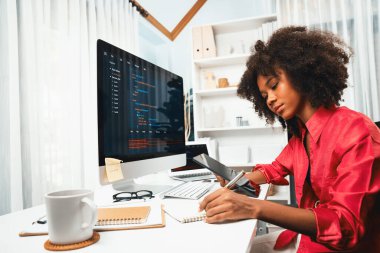 Genç çalışan Afrikalı kadın kodlama web sitesi geliştiricisi yaratıyor, veri tasarımcısını evde düşünüyor, Java projesindeki analitik veri merkezi kavramına odaklanıyor. Tatlandırıcı.