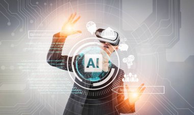 İş kadını, holografik ikona bakarken yapay zeka kullanıyor. Gri arka planda dururken kodlama mühendisliği komut ve programlama sistemine işaret eden yetenekli proje yöneticisi. Kısıtlanma.