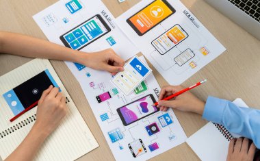 Mobil uygulama ya da web sitesi için kullanıcı arayüzü prototipi planlayan yeni başlayan şirket çalışanlarının panorama pankartı. UX UI tasarımcı beyin fırtınası kullanıcı dostu arayüz planı. Sinerjik