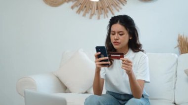Kadın alışverişi ya da internet pazarında online ödeme modern yaşam tarzı için satılık eşyalar arıyor ve canlı siber güvenlik yazılımı tarafından korunan cüzdandan çevrimiçi ödeme için kredi kartı kullanıyor