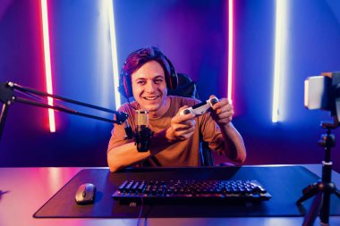 Kontrol kumandalı akıllı oyun flamasının tadını çıkarın. Modern teknoloji siber aydınlatma odasındaki yetenekli oyuncularla akıllı telefon reklamı üzerinden canlı yayın yapın. Bireysel.