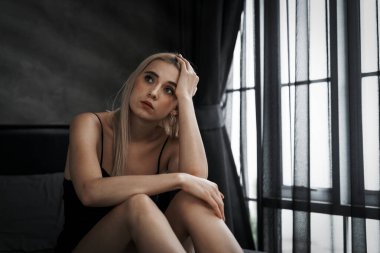 Kritik depresyon ve anksiyete bozukluğu olan genç bir kadın, yalnızlık, akıl hastalığı, ya da istenmeyen hamilelik, karanlık yatak odasında kendine sarılıyor. Bunaltıcı olumsuz düşünce. Blithe