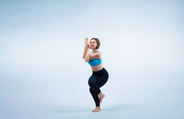 Vücut uzunluğunun tamamı atletik ve sportif kadınlar tarafından izole edilmiş arka planda sağlıklı ve meditasyon egzersizi yaparken çekildi. Sağlıklı aktif ve vücut bakımı yaşam tarzı