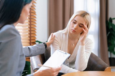 Psikolojik akıl sağlığı danışmanlığı ya da terapi seansındaki genç ve profesyonel bir hastadan akıl hastalığı teşhisi koyarken yardım istemek. Zihinsel tedavi seansı. Blithe