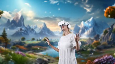 Heyecanlı bir şekilde gülümseyen kadın, VR tarafından çevrelenmiş muhteşem peri masalı dağ buzu harikalar diyarı buhar sularında kar yağışı kışın meta sihirli dünya gizemli fantezi ormanı. Kısıtlanma..