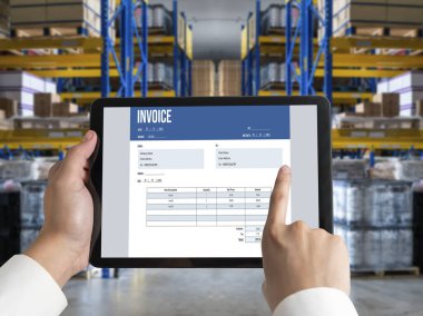 Muhasebe uygulamasından gelen fatura bilgisayar ekranında. Şirket işlerinin finans ve bütçesi için bilgisayar programı. Rahatça..