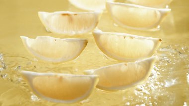 Sarı arka planda sıralanmış taze limon dilimlerinin makrosu. Kırmızı arka fona konmuş limon dilimlenmiş turunçgil meyvesini kapatın. Citrus kompozisyon konsepti. Tebrik kartı ve duvar kâğıdı için tasarım. Pabulum.