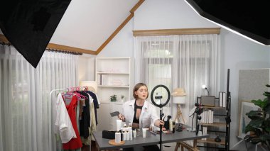 Kadın Etkilenen Vlog video görüntülerini canlı yayınlıyor Makyaj primi sosyal medya veya blog. Kozmetik stüdyosu ışıklandırmalı mutlu genç kız çevrimiçi pazarlama oturumu yayını için..