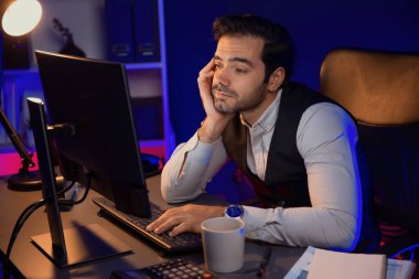 Pazar verilerini ya da e-postalarını analiz etmek için beklerken sıkılan işadamı, gecenin geç saatlerinde satış kanalı online ürün servisinde oluşturulan müşteriye e-posta gönderiyor. Tahmin et..