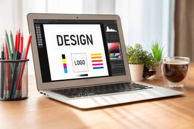 Web sayfasının modern tasarımı ve bilgisayar ekranında gösterilen ticari reklamlar için grafiksel tasarımcı yazılımı