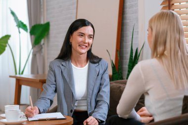 Psikolojik akıl sağlığı danışmanlığı ya da terapi seansındaki genç ve profesyonel bir hastadan akıl hastalığı teşhisi koyarken yardım istemek. Zihinsel tedavi seansı. Blithe