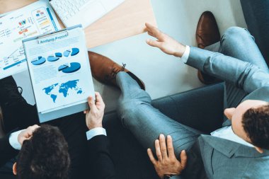 İş adamı, modern işyerindeki başka bir iş ortağıyla görüşmede. Kurumsal iş adamları konsepti. uds