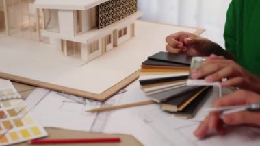 Mimari teçhizat kullanan yetenekli iç mimar tasarım tasarımı, iç mimar müşteri talebine dayalı örneklerden uygun renk ve malzeme seçer. Değiştirilmiş.