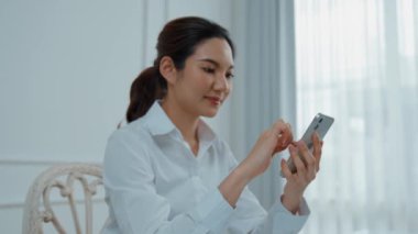 Genç bir kadın internet üzerinden alışveriş yapmak için internet üzerinden internet üzerinden internet üzerinden alışveriş yapıyor. Modern ve konforlu çevrimiçi alımlar güvenli ve uygun alışverişleri sağlar.
