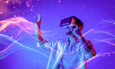 Akıllı adam veriye bakıyor ya da gözlük ya da VR kulaklık kullanarak büyük veri ya da sanal gerçekliğe bağlanıyor. Metastaz dünyasını keşfeden ve simüle edilmiş programa dokunan beyaz bir insan. Teknoloji. Sapma.