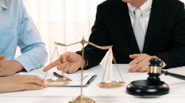 Avukat, hukuk bürosunda pazarlık yoluyla iş anlaşmazlığını çözmek için iki taraf arasında uzlaşma teklif ediyor. Yasal arabuluculuk ve çatışma çözme servisi. Ağır çekim. Katı.