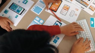 Mobil uygulama ya da web sitesi için kullanıcı arayüzü prototipi planlayan şirket çalışanlarının en iyi görünüm videosu. UX UI tasarımcı beyin fırtınası kullanıcı dostu arayüz planı. Sinerjik