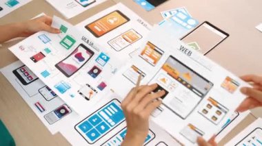 Mobil uygulama ya da web sitesi için kullanıcı arayüzü prototipi planlayan şirket çalışanlarının panorama videosu. UX UI tasarım beyin fırtınası kullanıcı dostu arayüz planı tasarlıyor. Sinerjik