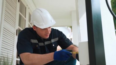 Nitelikli teknisyenler ev EV şarj istasyonu kurarak elektrikli araçların şarj platformu için bakım hizmeti sağlıyorlar. Konut kullanımı için EV araba teknolojisi. Titiz