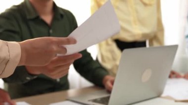 Güvenlik mühendisi, modern ofiste mimari belge ve ölçüm araçlarıyla dizüstü bilgisayarda proje tasarımı konusunda yetenekli mimarlara övgüde bulundu. - Yakın çekim. Tanımlama.