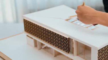Mimari teçhizat incelemesi kullanan ev tasarımcısı ve müşteri veya müşteriyle birlikte mimari ev modeli tasarım örneklerini ölçer. Filizlenen