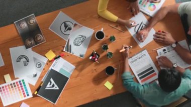 Yapışkan notlar üzerine yönetici yazma fikrinin en üst görüntüsü ve web tasarımı hakkındaki fikri açıkla. Profesyonel pazarlama ekibi ya da programcı renk paletli tablete bakarken beyin fırtınası fikri. Sempozyum.