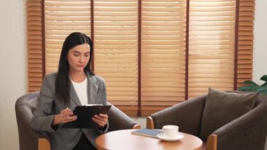 Mutlu ve gülümseyen kadın psikolog psikiyatri ofisinde ya da terapi odasında pano tutuyor. Arkadaş canlısı ve profesyonel ruh sağlığı danışmanı ya da terapisti. Blithe