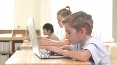 Kafkas akıllı çocuk yazılım sistemi programlama ve mühendislik kodları hakkında çok kültürlü araştırmalar yaparken kodlamayı öğrenme. Mutlu çocuk dizüstü bilgisayar kullanarak mühendislik dersi vermeyi düşünüyor. Pedagoji.