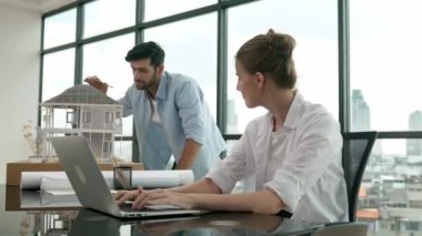 Meslektaşına ev tasarımından bahsederken profesyonel mühendis ölçüm modeli. Laptop analiz verilerini kullanan zeki genç bir mimar. İç işleri ekibi gökdelen ile birlikte çalışıyor. İzleme