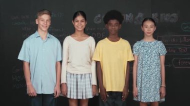 Bir grup zeki çok kültürlü genç tahtaya bakıyor. BTMM Teknoloji sınıfında mühendislik kodlu, hızlı ya da planlı programlı mutlu çocuklar. Öğretim