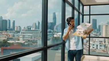 Gülümseyen Kafkasyalı mühendis ev modelini sağa sola çeviriyor ve iş arkadaşına telefon ederken hata noktasını kontrol ediyor. Profesyonel yönetici teftiş, kontrol, mimari modele bakmak. İzleme