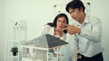 Ev inşaatını işaret edip tartışırken mimari teçhizat kullanarak birlikte çalışan profesyonel mühendis ekibinin yakınlaşması. Yaratıcı karar ve takım çalışması konsepti. Tertemiz..