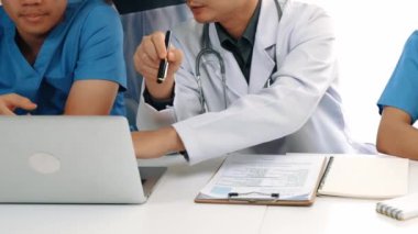 Hastane masasında birlikte çalışan ve tıbbi tedavi ya da sağlık hizmeti planlayan profesyonel bir grup. Takım çalışması başarılı hastalıklara ve hastalıklara yol açar. Ağır çekim. Katı.