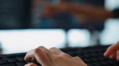 Yavaş çekim yakın çekim el, bilgisayar programlama için arka uç yazılım geliştirici mühendisi hata ayıklama hesaplama kodu üzerinde birlikte çalışarak, monitörde karmaşık algoritmaları çözerek. Filizlenen