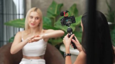 Yeşil bitki üzerine doğal güzellik ve kozmetik dersi yapan iki güzel içerik yaratıcısı bahçe videosunu terk ediyor. Güzellik blogcusu sosyal medyum izleyicilere güzellik hizmetinin nasıl uygulanacağını gösteriyor. Blithe