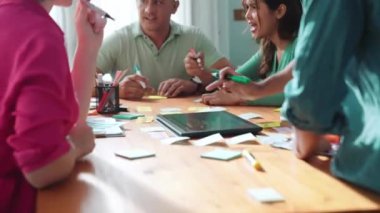 Yapışkan notlar üzerine yönetici yazma fikrinin en üst görüntüsü ve web tasarımı hakkındaki fikri açıkla. Profesyonel pazarlama ekibi ya da programcı renk paletli tablete bakarken beyin fırtınası fikri. Sempozyum.