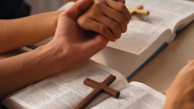 Hristiyan katolik takipçilerle dinsel bağlılık ve maneviyat duygusu doludur. Ağır çekimde Hıristiyan insanlar birlikte dua ederken el ele tutuşup grup duası yapıyorlar. Filizlenen