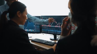 Hisse senedi borsası pazarlamasını analiz eden yavaş çekim şirketindeki yatırımcılar, kayıp için mum bar fiyatını analiz eden monitörlere bakıyor ve kazanç ve kâr elde ediyor. Filizlenen