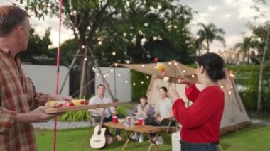 Aile hep birlikte bahçede kamp kurar, yaşlı bir çift barbekü yapar, yemek yer. Son sınıflar kamp faaliyetlerini kullanırlar, doğayla iç içe olurlar ve genç nesil çapraz kuşaklarla zaman geçirirler. Uyumsuzluk.