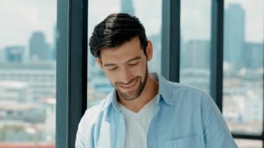 Profesyonel mühendis gökdelen manzarasına bakarken gülümsüyor. Sıradan giyinen yetenekli bir mimar, şehir manzaralı panorama penceresinin yanında dururken plan yapıyor. İzleme