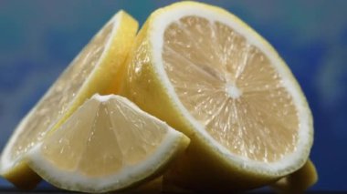 Bir dilim taze limon, parlak sarı ve canlı bir kalite, açıkta duruyor. Serinletici bir sıvıyla parlayan et, parçalanmış iç organlarını ortaya çıkarır. Turunçgillerin canlılığının özü. Geliştirilebilir.