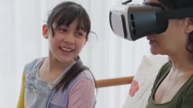 Torun dizüstü bilgisayarı kontrol ediyor. Büyükannem VR ile metaevrene dalıyor. Teknoloji aktivitelerine adapte olan son sınıf öğrencisi yeni nesil çocuklarla iletişim kuruyor. Nesiller arası uçurum aile bağlarını güçlendiriyor. Uyumsuzluk.