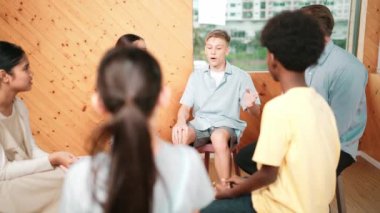 Grup terapisi sırasında çekici bir çocuk tecrübesini paylaşıyor. Etrafı çok kültürlü arkadaşlarla çevriliyken lise öğrencisi iyileşme sürecinden bahsediyor. Öğretim