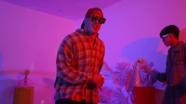 Neşeli beyaz dansçı, gündelik kıyafetleriyle dans ediyor ve arkadaşına tezahürat yapıyor. Kafkasyalı bir adam ve İspanyol bir hippi sokak dansı yaparken bir yandan da mutlu bir takıma bakıyorlar. Mutluluk.